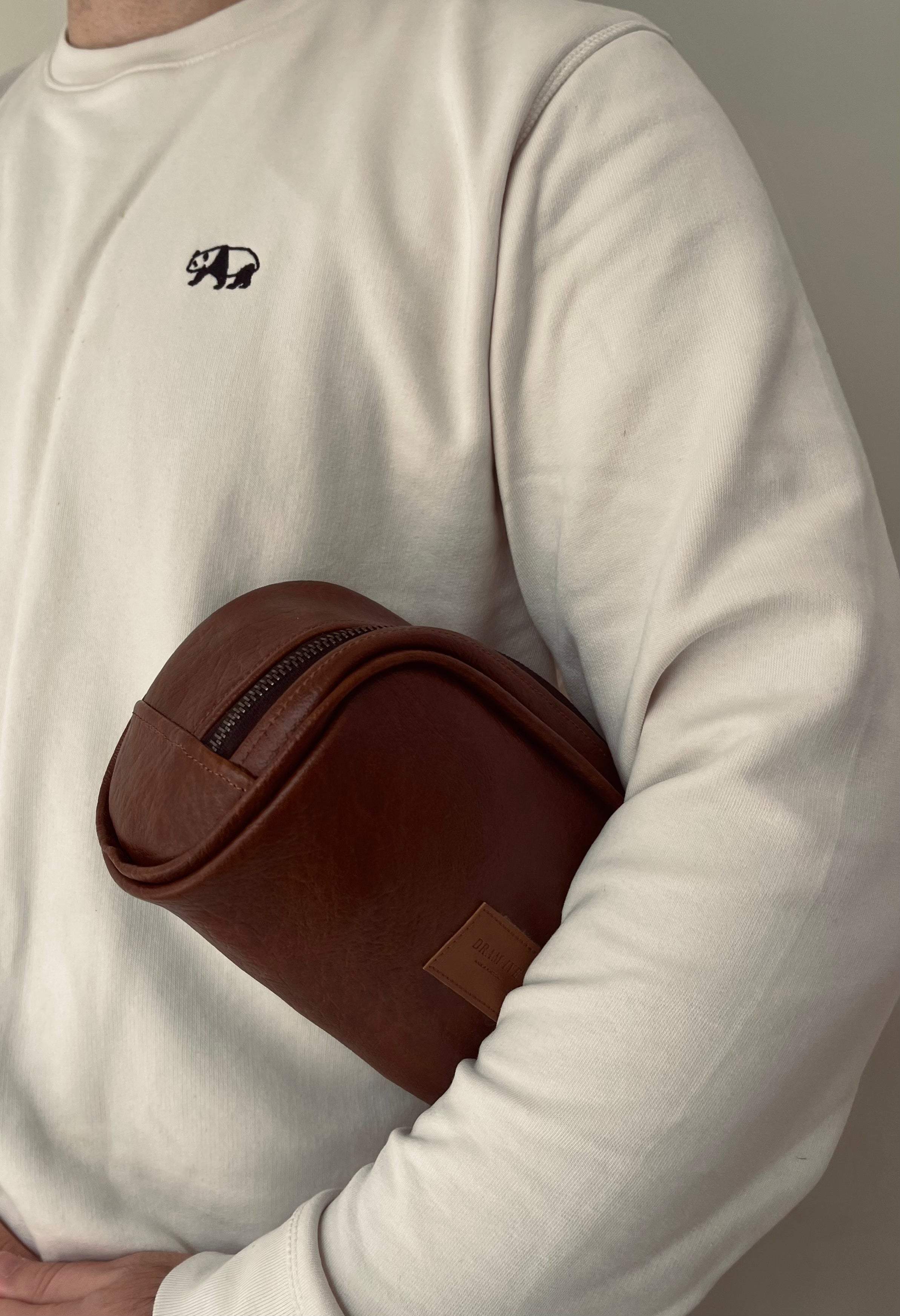 Nécessaire com alça de mão castanha