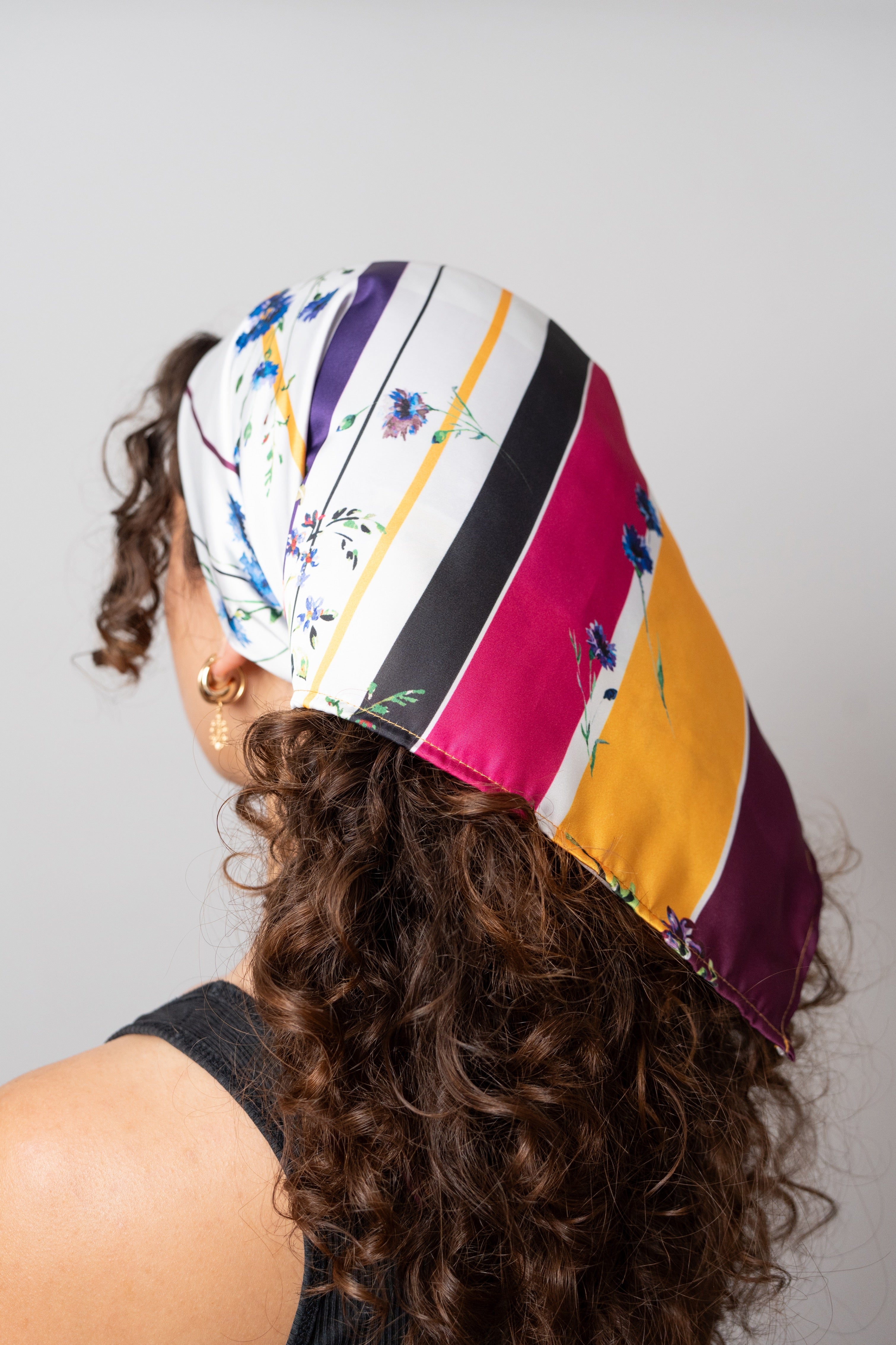 Lenço quadrado estampado floral